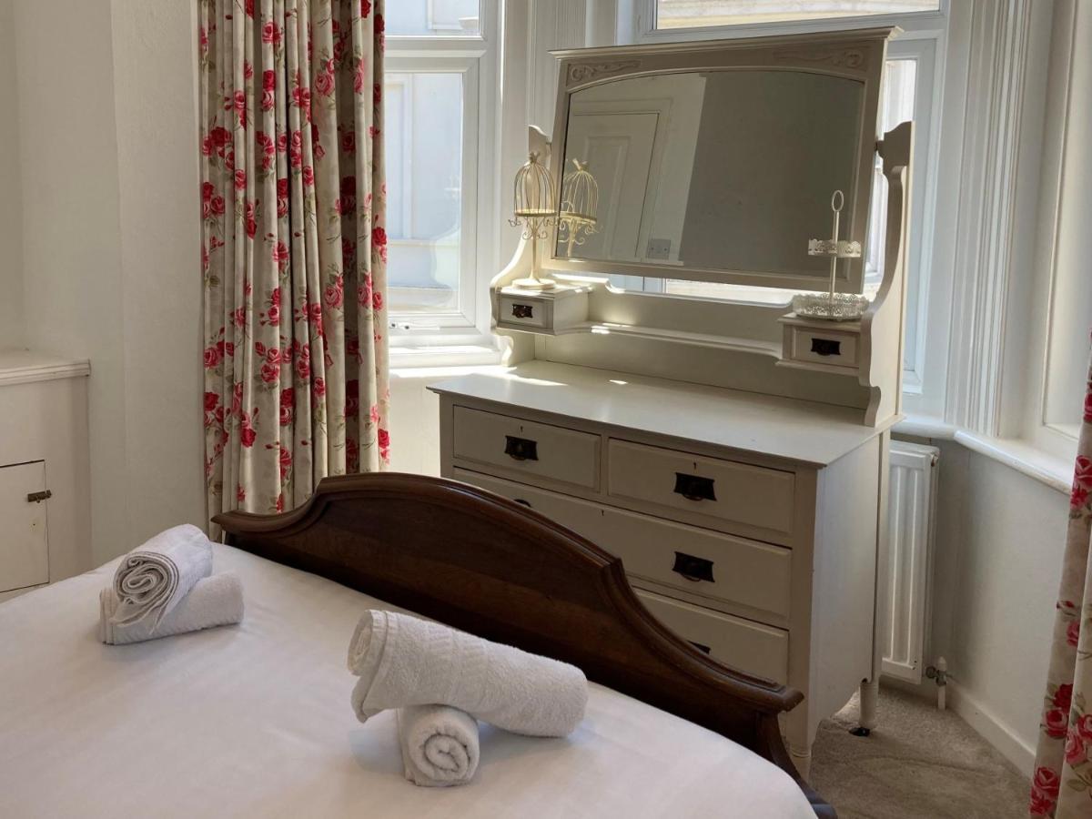 Appartamento Flat 2, 1 Alexandra Gardens Ventnor Esterno foto