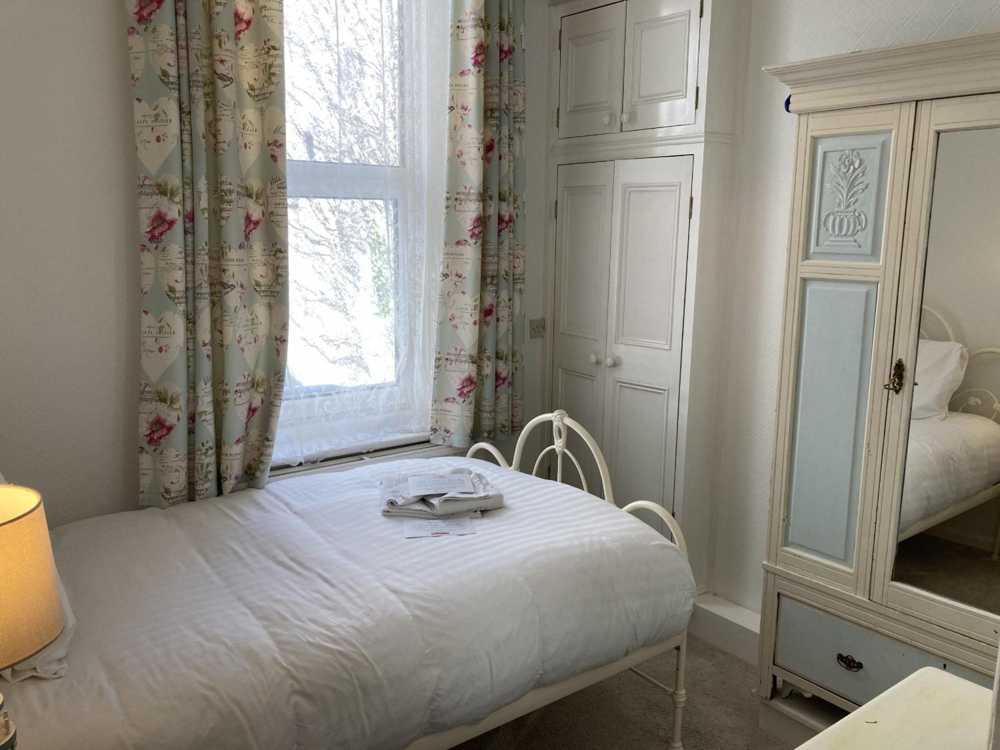 Appartamento Flat 2, 1 Alexandra Gardens Ventnor Esterno foto